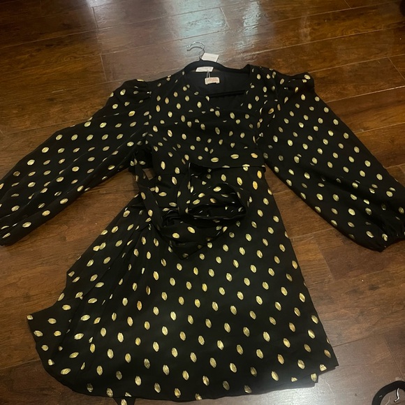 NWT RED DOT BOUTIQUE Plus Size Flutter Butterfly Sleeve Overlap Wrapped V Neck - Picture 9 of 9